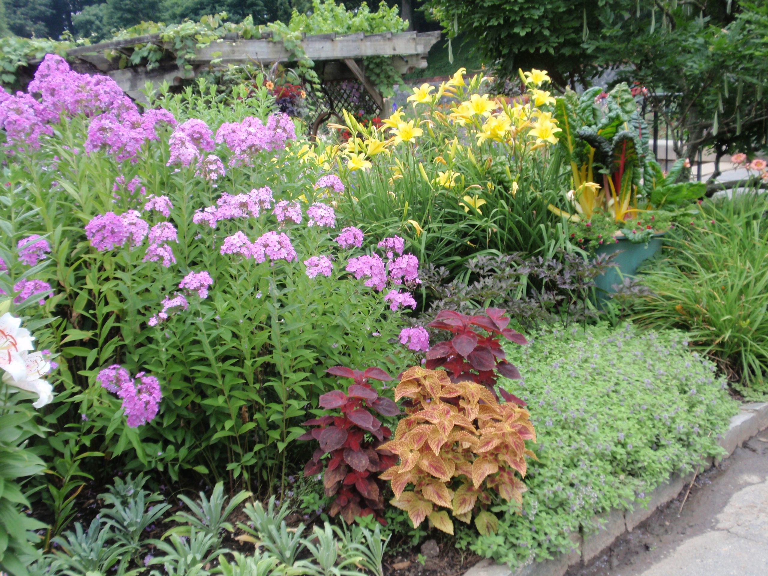 Landscape In To A Cutting Garden, Small Flower Garden Landscaping Ideas